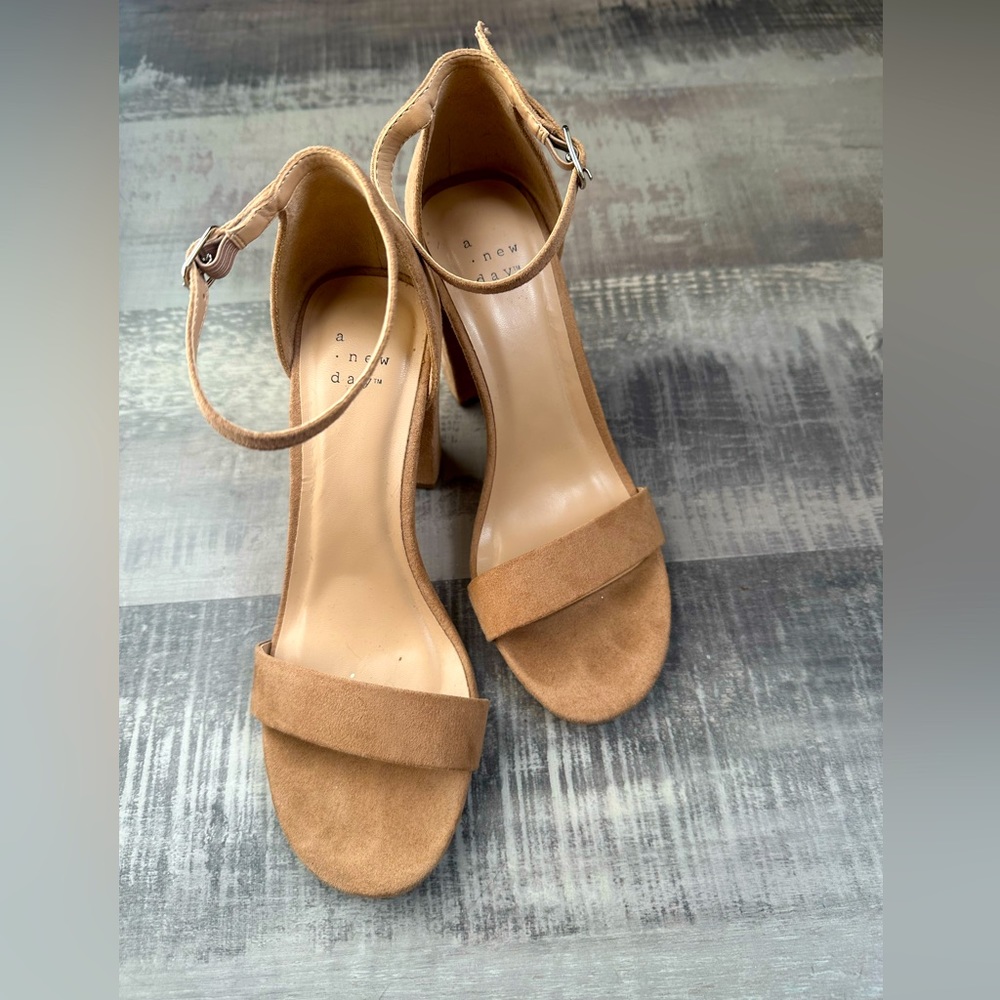 3.5” suede nude heels